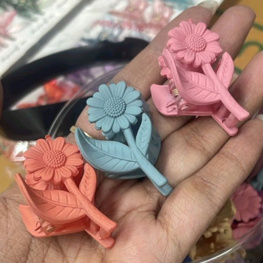 Daisy Bloom Matte Claw Clip